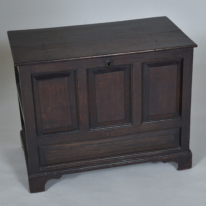 Small 18th century Welsh Oak Coffer - Image 2