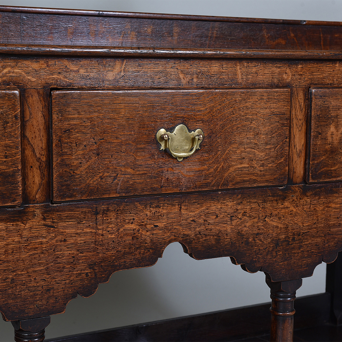 Small Late 18th century Welsh Oak Dresser - Image 3
